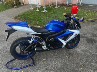 Suzuki GSX-R Sportbike Azul y Blanca