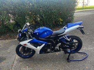 Suzuki GSX-R Sportbike Azul y Blanca