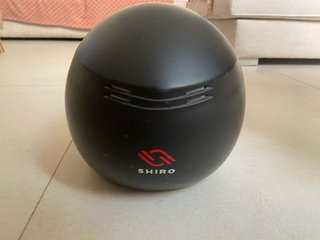 Casco de moto negro con visera