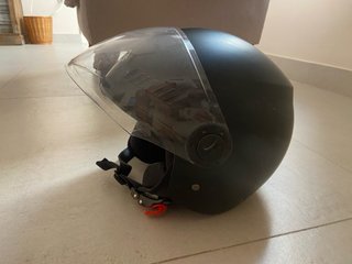 Casco de moto negro con visera