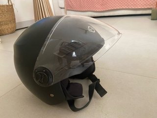 Casco de moto negro con visera