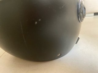 Casco de moto negro con visera