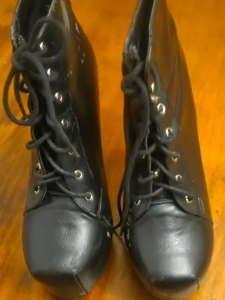Botines de tacón negros con cordones