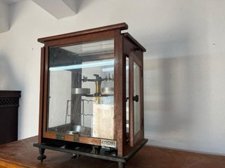 Balanza antigua farmacia madera y cristal