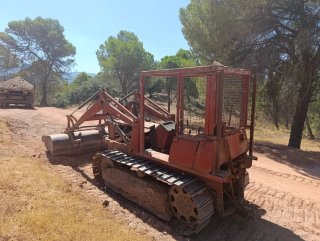 Tractor de cadenas con pala
