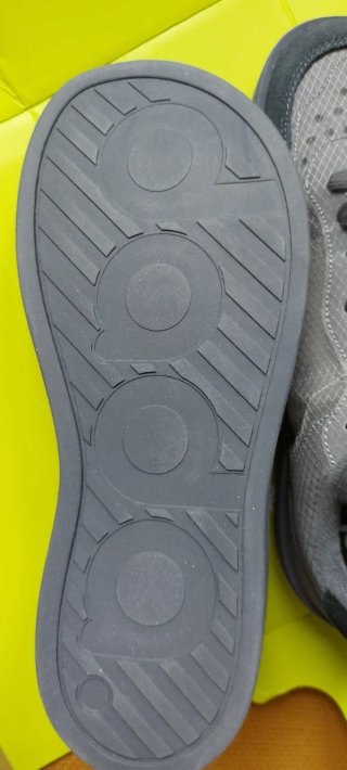 Zapatillas Dada Barefoot Grises y negras.