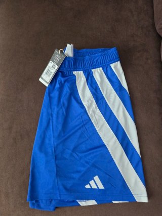 Pantalones cortos Adidas azules y blancos