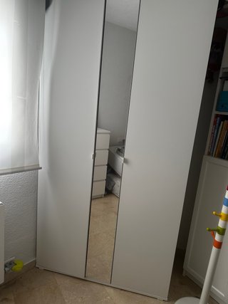 Armario blanco con espejo. Perfecto estado