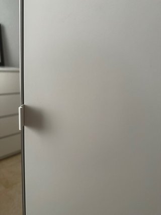 Armario blanco con espejo. Perfecto estado
