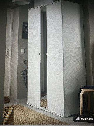 Armario blanco con espejo. Perfecto estado