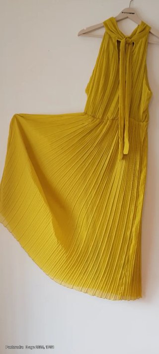 Vestido amarillo plisado