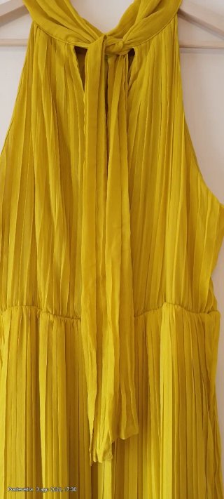 Vestido amarillo plisado