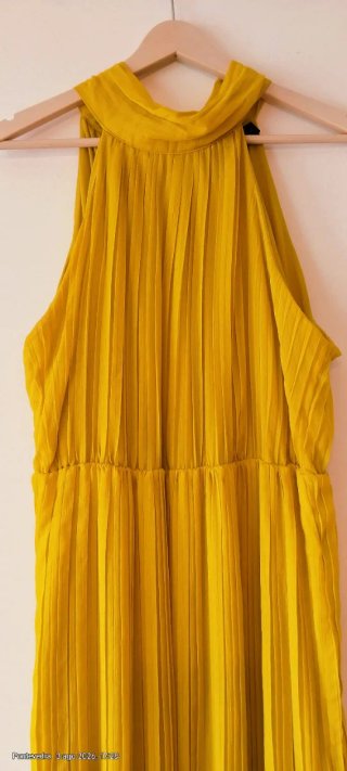 Vestido amarillo plisado