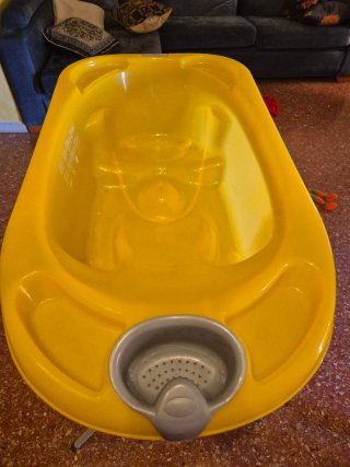 Bañera bebé amarilla marca chicco
