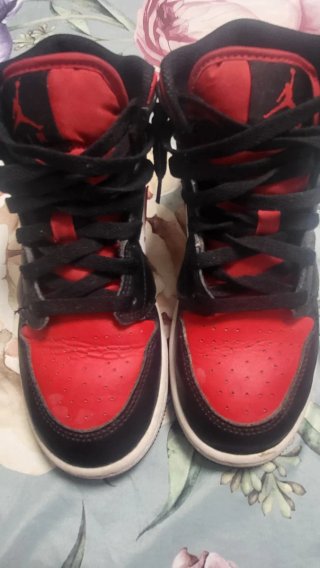 Zapatillas Jordan Negras y Rojas