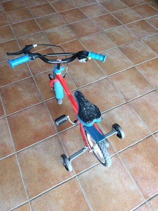 Bicicleta infantil roja y azul