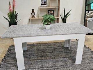 Mesa extensible gris con 6 sillas blancas