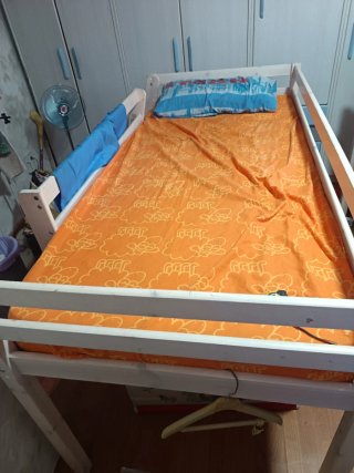 Cama alta infantil con escalera