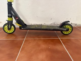Patinete Oxelo Negro y verde.
