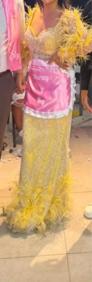 Vestido de fiesta amarillo con plumas