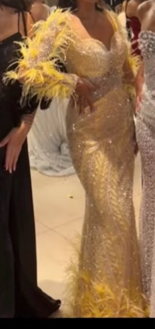 Vestido de fiesta amarillo con plumas