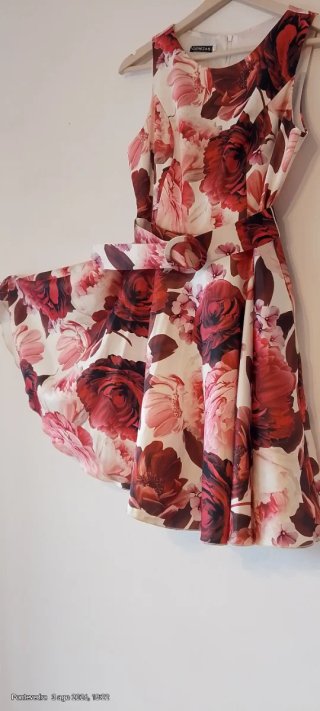Vestido floral multicolor y rosa