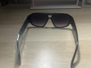 Gafas de sol Louis Vuitton negras y doradas