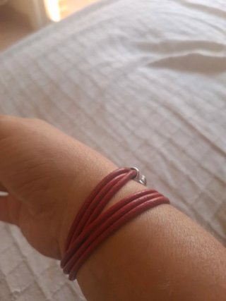Pulsera cuero roja y acero ovalada.Nueva.