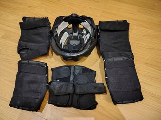 Set de patines, casco y protectores a estrenar