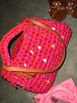 Bolso de mano tejido con caracolas