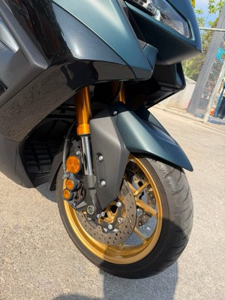Yamaha TMAX 560 Maxi-Scooter Negra y Dorada