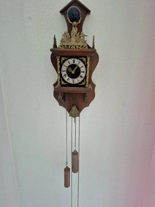 Reloj de pared antiguo de péndulo
