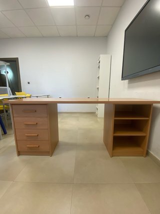 Scrivania in legno con cassetti e ripiani