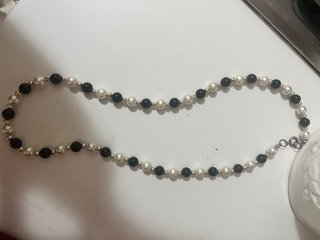 Collana perle nere e bianche