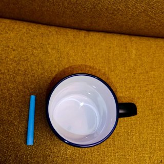 Taza pizarra negra y azul