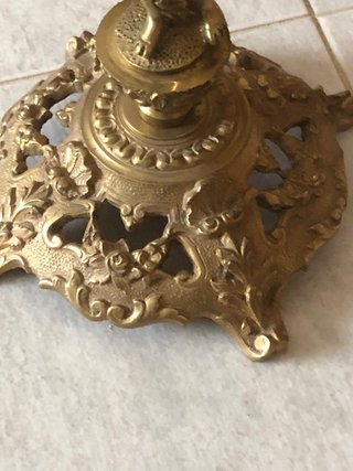 Candelabro de Bronce con Figura Central