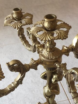 Candelabro de Bronce con Figura Central