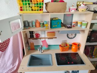 Cocina de madera con accesorios