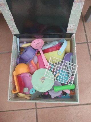 Cocina de madera con accesorios
