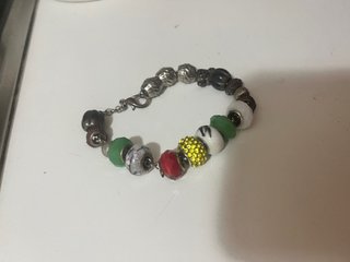 Bracciale con ciondoli colorati e argento
