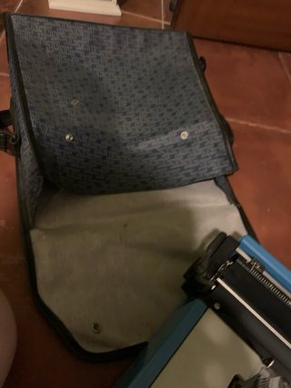 Máquina de escribir Olivetti azul
