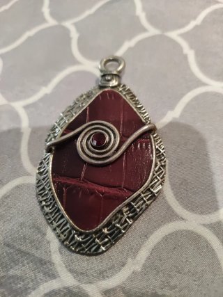 Colgante de plata con piedra roja