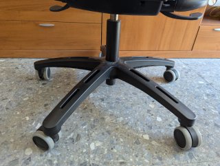 Silla de escritorio con ruedas roja y negra