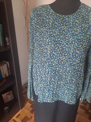 Camisa floral fluida manga larga