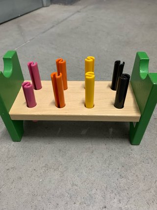 Juguete infantil de madera con picas de colores