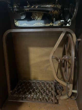 Máquina de coser antigua de madera