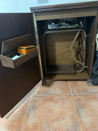 Máquina de coser antigua de madera