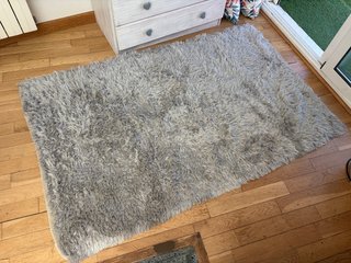 Alfombra gris suave