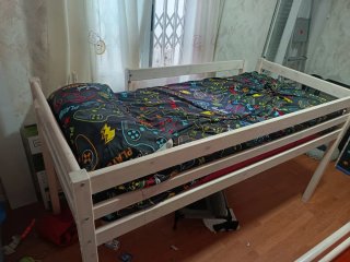 Cama infantil con escalera