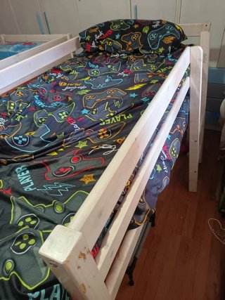 Cama infantil con escalera